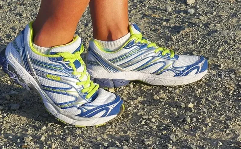 时尚运动潮汐：2025年最受欢迎的旅游女性运动鞋款式推荐